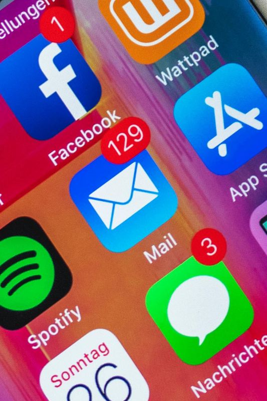 Handydisplay mit Mail-Counter mit 129 Mails als Beispiel für Schadensersatz bei unerlaubter Werbung