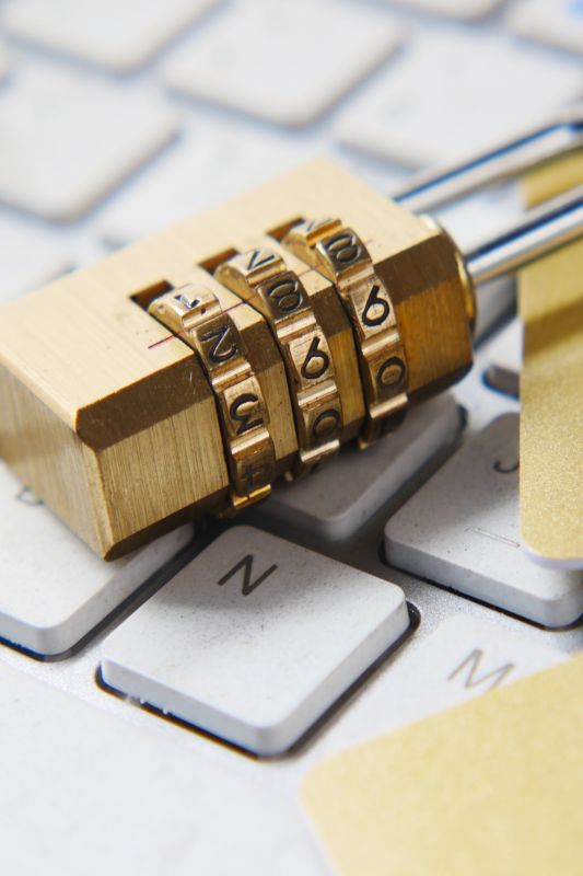 Zahlenschloss auf Tastatur als Symbol für Datenschutz