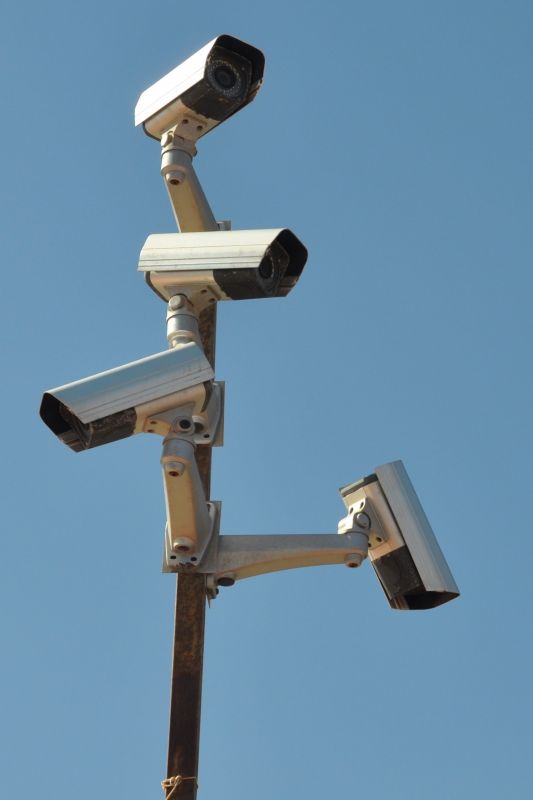 Turm aus Überwachungskameras als Verstoß gegen Datenschutz